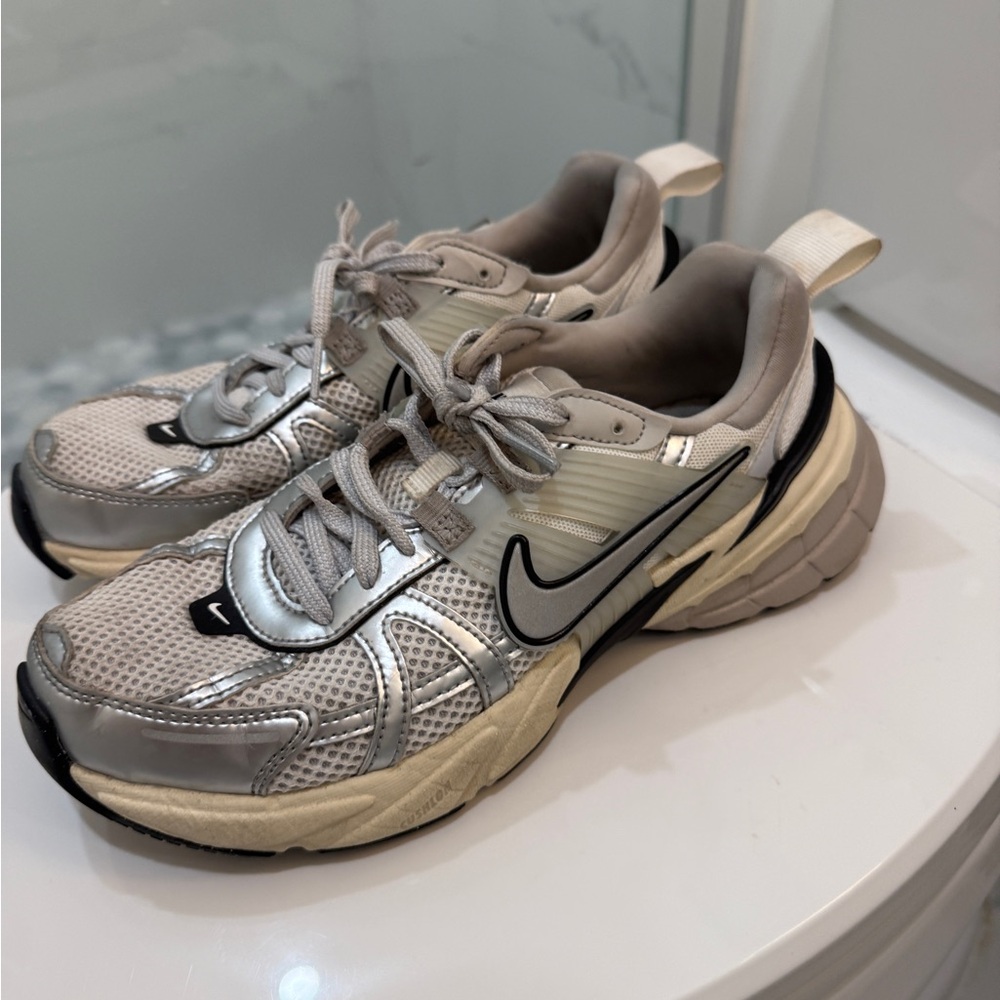 Nike y2k run sneaker women’s grey/white